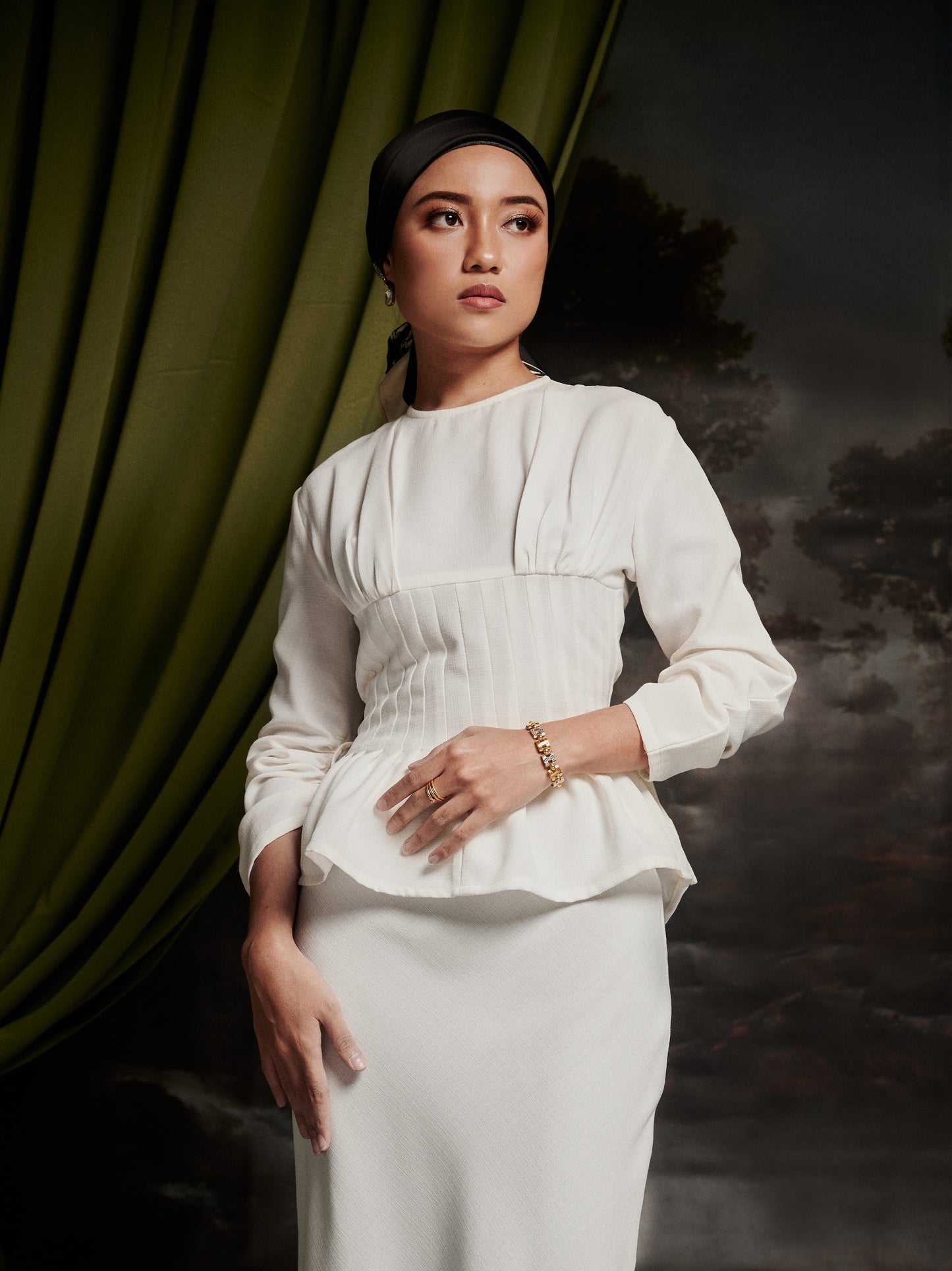 Mally Kurung in Off-White
