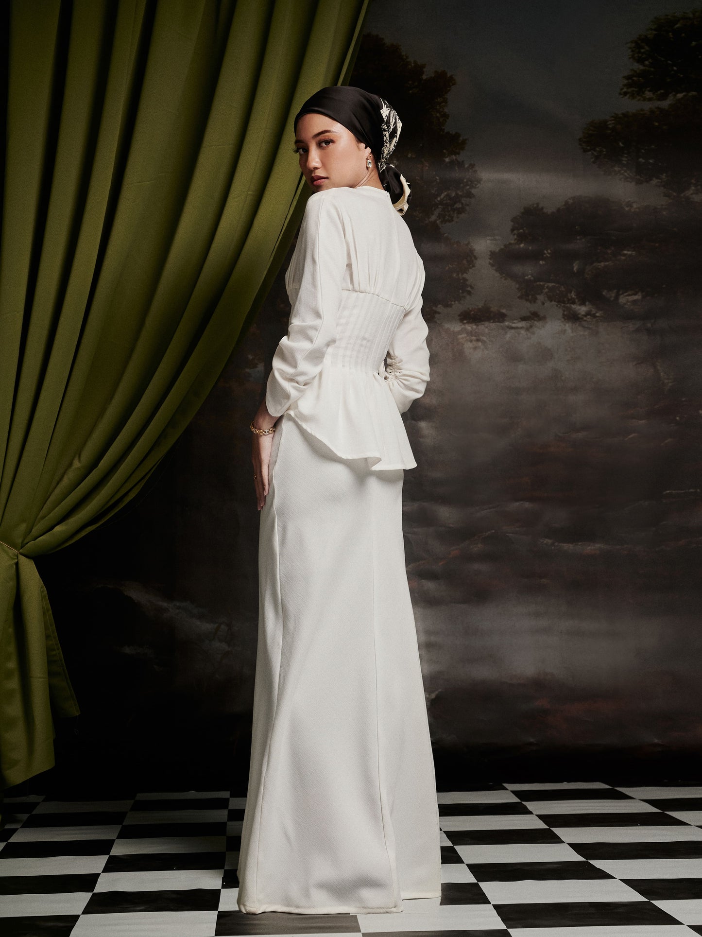 Mally Kurung in Off-White