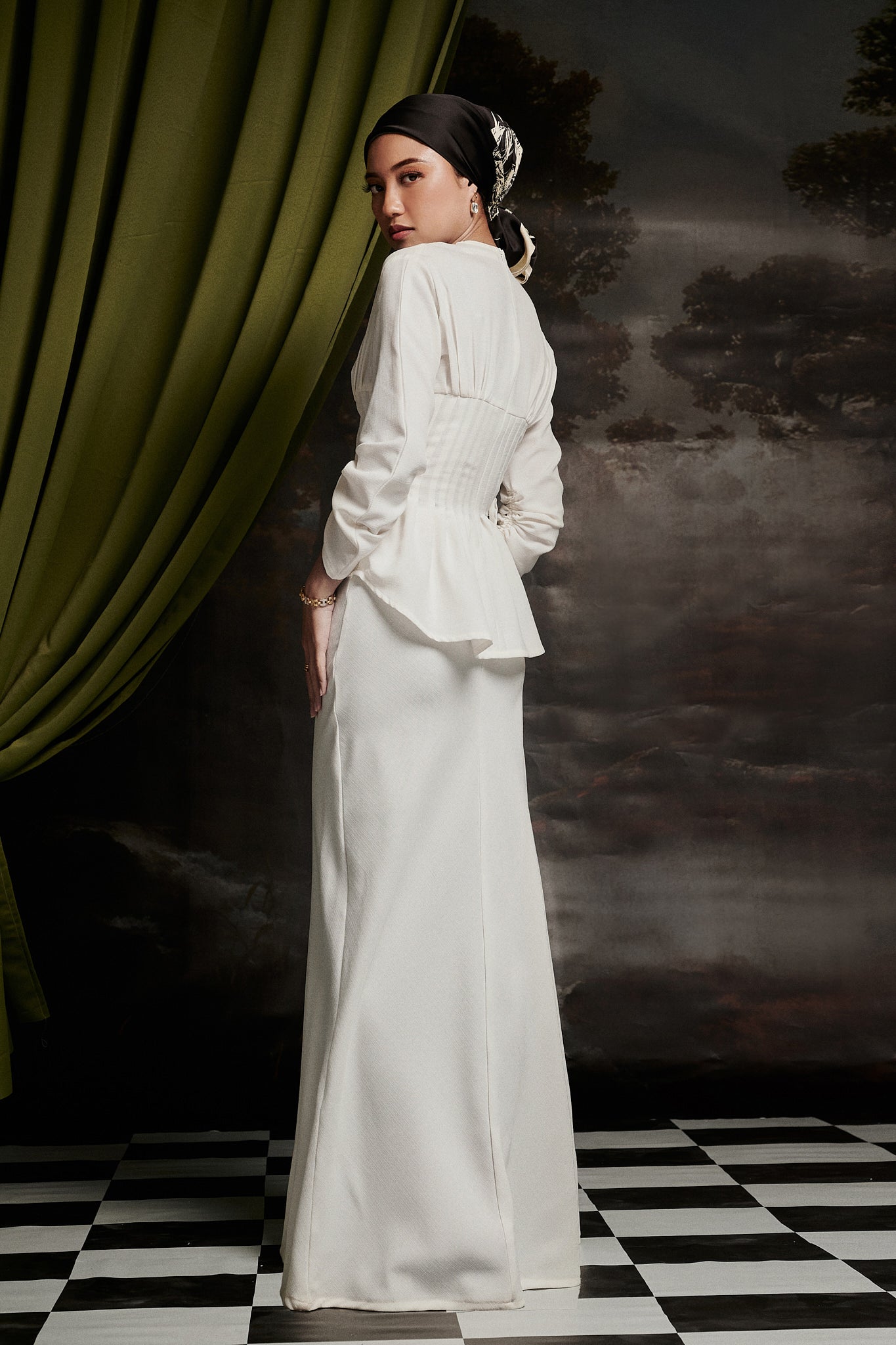 Mally Kurung in Off-White