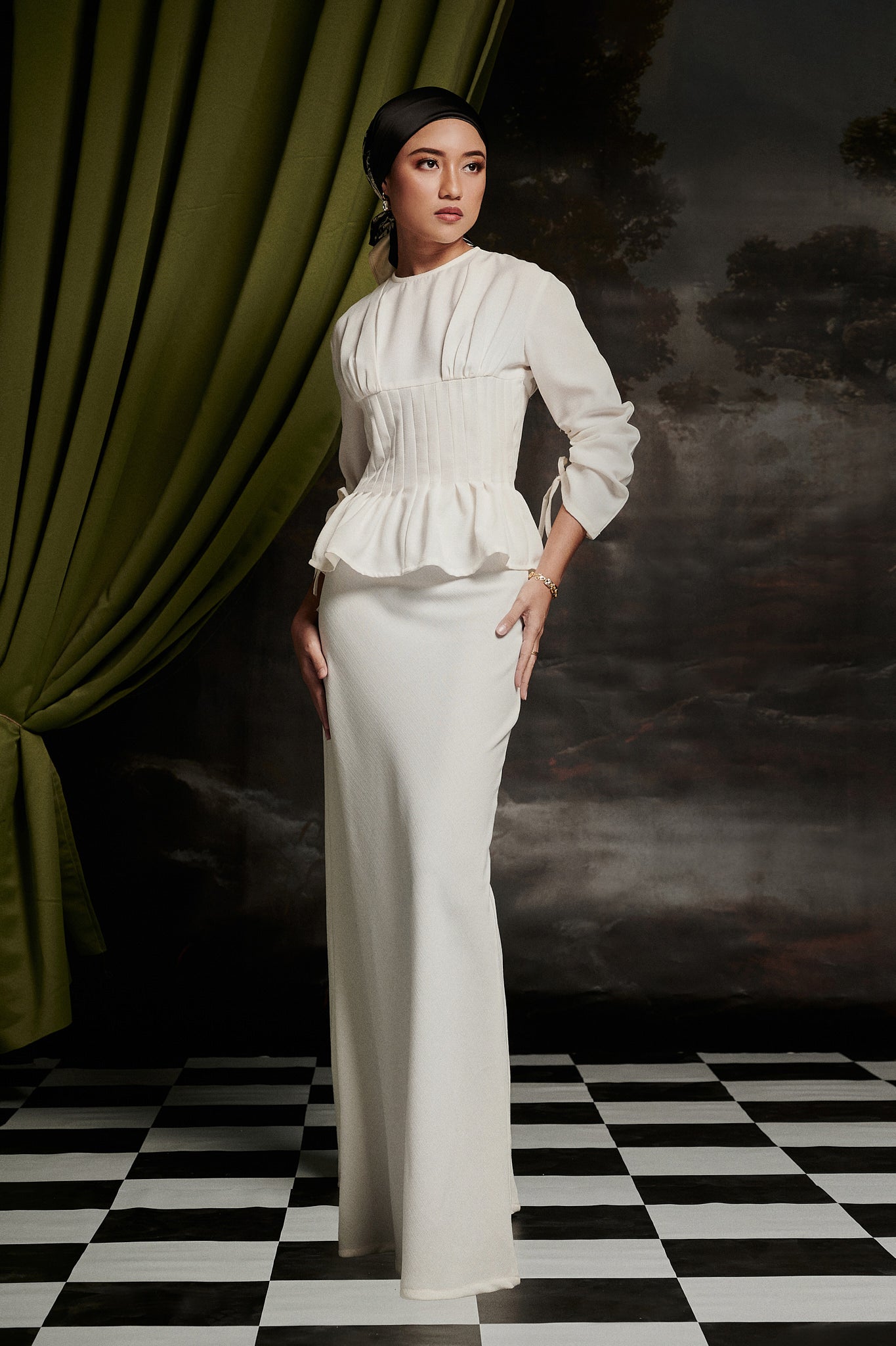 Mally Kurung in Off-White