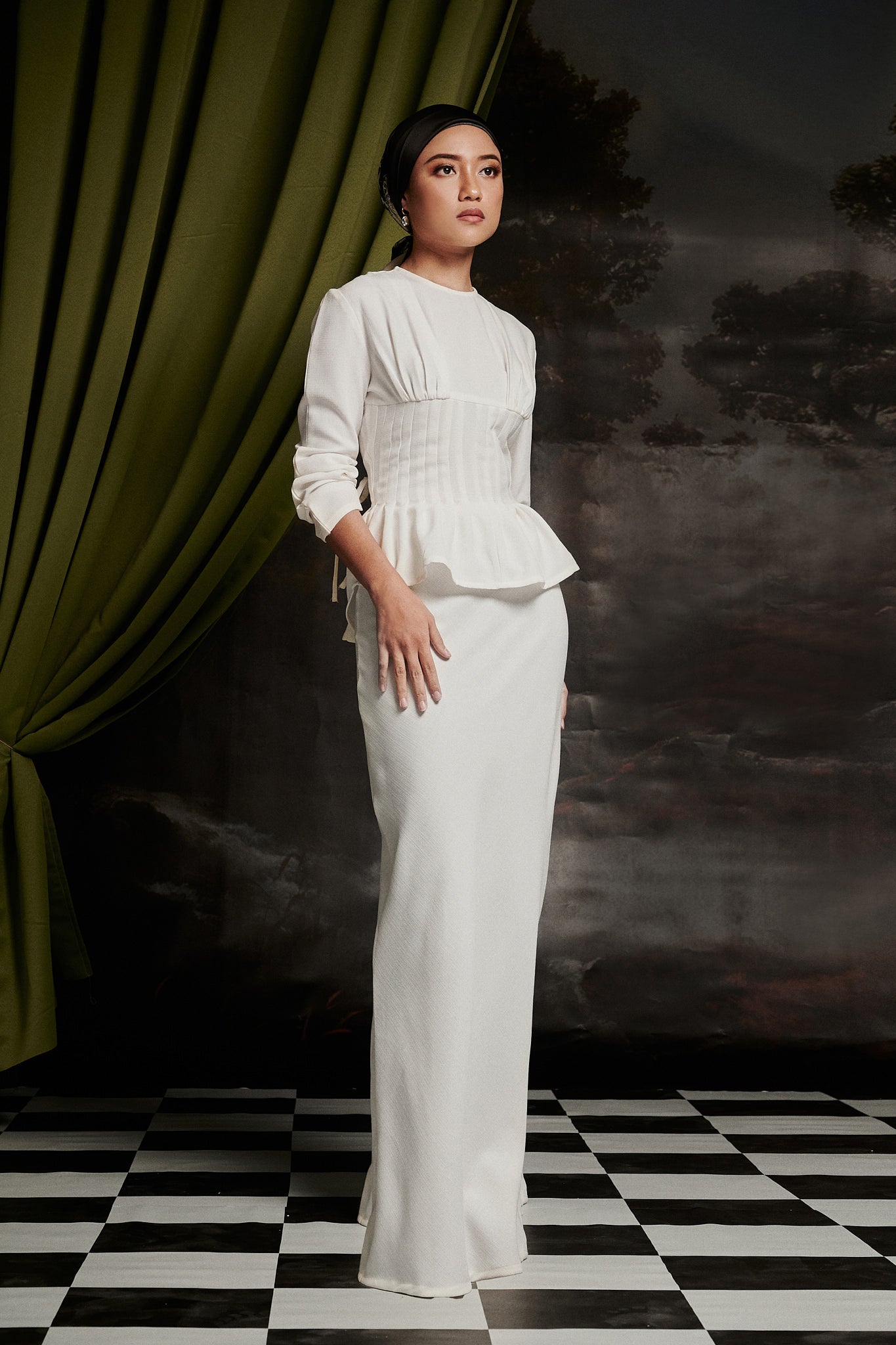 Mally Kurung in Off-White